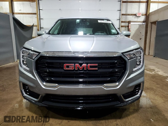 2024 GMC Terrain SLE z VIN 3GKALMEG0RL372967, wystawiony jako Copart lot #59143945 z przebiegiem 26 511 mil mil oraz Czysty tytuł • Clean title. Historia ofert i sprzedaży dostępna na DreamBid. Obrazek 5.
