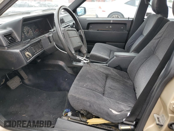 1987 Volvo 740 z VIN YV1FX8843H2178121, wystawiony jako Copart lot #55678015 z przebiegiem 105 881 mil mil oraz Czysty tytuł • Clean title. Historia ofert i sprzedaży dostępna na DreamBid. Obrazek 7.