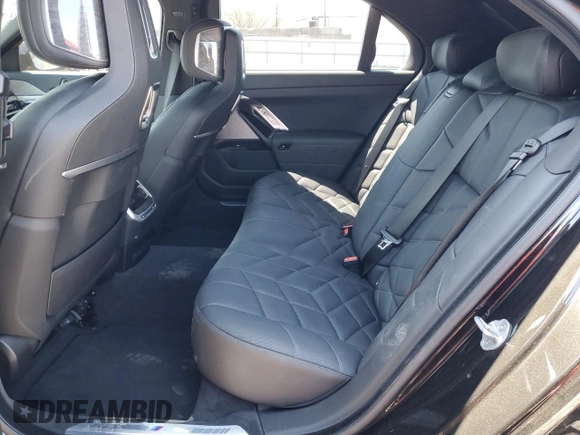 2024 BMW 7 Series 760i xDrive z VIN WBA33EJ05RCS69054, wystawiony jako Copart lot #52484995 z przebiegiem 11 101 mil mil oraz Szkoda całkowita • Salvage title. Historia ofert i sprzedaży dostępna na DreamBid. Obrazek 10.