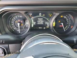 2024 Jeep Wrangler Sahara z VIN 1C4RJXP62RW228549, wystawiony jako Copart lot #57480235 z przebiegiem 6 036 mil mil oraz Szkoda całkowita • Salvage title. Historia ofert i sprzedaży dostępna na DreamBid. Obrazek 9.