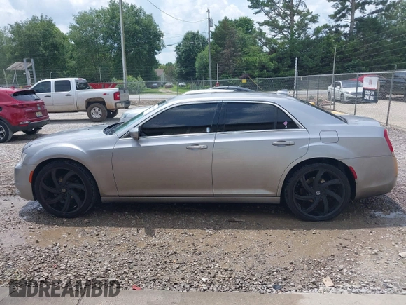 2015 Chrysler 300 Limited z VIN 2C3CCAAG0FH785988, wystawiony jako IAAI lot #42501629 z przebiegiem 176 537 mil mil oraz . Historia ofert i sprzedaży dostępna na DreamBid. Obrazek 14.