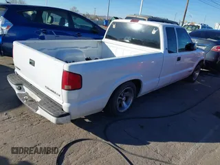 2000 Chevrolet S-10 LS with VIN 1GCCS1953Y8265178, listed as a IAAI auction lot 41309075 with 206,846 mi miles. Bid and sale history available at carsss.com. Image 4.