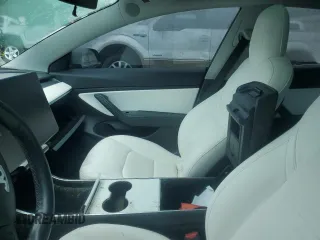 2019 Tesla Model 3 Mid Range z VIN 5YJ3E1EA5KF301714, wystawiony jako Copart lot #55273595 z przebiegiem Nie podano mil oraz Szkoda całkowita • Salvage title. Historia ofert i sprzedaży dostępna na DreamBid. Obrazek 7.