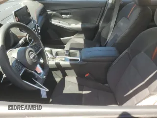 2025 Nissan Sentra SR z VIN 3N1AB8DV1SY299531, wystawiony jako Copart lot #54058105 z przebiegiem 2 812 mil mil oraz Szkoda całkowita • Salvage title. Historia ofert i sprzedaży dostępna na DreamBid. Obrazek 7.