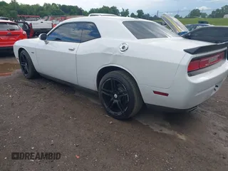 2012 Dodge Challenger R/T z VIN 2C3CDYBT2CH155385, wystawiony jako IAAI lot #42210312 z przebiegiem 111 892 mil mil oraz . Historia ofert i sprzedaży dostępna na DreamBid. Obrazek 3.