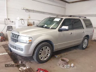 2007 Lincoln Navigator z VIN 5LMFU28547LJ18998, wystawiony jako IAAI lot #42515060 z przebiegiem 209 814 mil mil oraz . Historia ofert i sprzedaży dostępna na DreamBid. Obrazek 2.