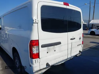 2018 Nissan NV Cargo S z VIN 1N6BF0KM4JN814628, wystawiony jako IAAI lot #42282183 z przebiegiem 128 289 mil mil oraz . Historia ofert i sprzedaży dostępna na DreamBid. Obrazek 6.