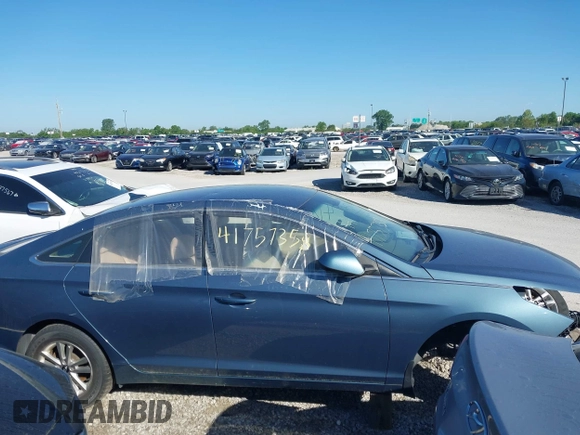 2016 Hyundai Sonata SE z VIN 5NPE24AF1GH268000, wystawiony jako IAAI lot #41757358 z przebiegiem Nie podano mil oraz . Historia ofert i sprzedaży dostępna na DreamBid. Obrazek 13.
