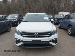 2022 Volkswagen Tiguan SE z VIN 3VV2B7AX9NM029204, wystawiony jako IAAI lot #41248800 z przebiegiem 24 450 mil mil oraz . Historia ofert i sprzedaży dostępna na DreamBid. Obrazek 13.