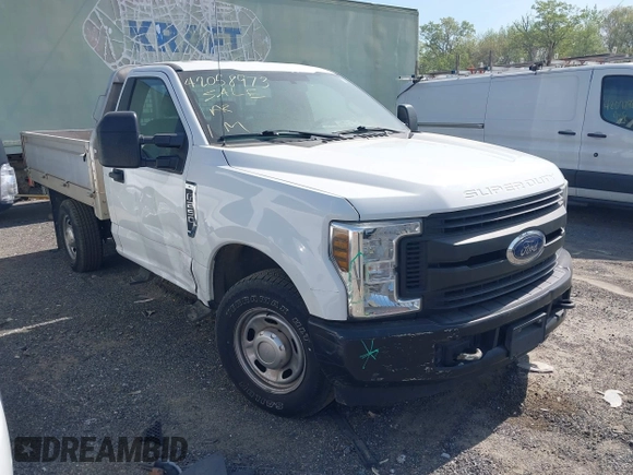 2019 Ford Super Duty F-250 SRW XL with VIN 1FDBF2A66KEG59711, listed as a IAAI auction lot 42058973 with 113,086 mi miles. Bid and sale history available at carsss.com. Image 1.