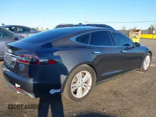 2015 Tesla Model S 85D with VIN 5YJSA1E28FF110066, listed as a IAAI auction lot 40672973 with 100,157 mi miles. Bid and sale history available at carsss.com. Image 4.