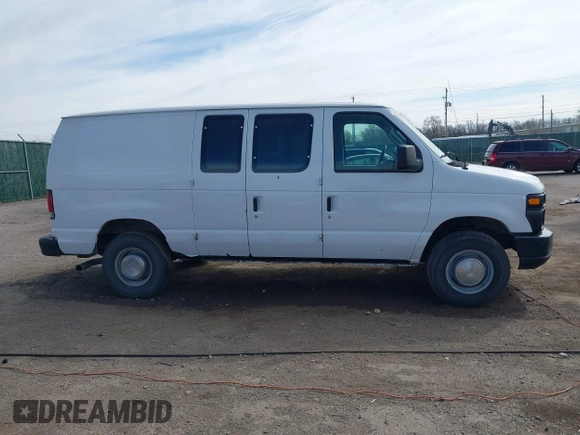 2008 Ford Econoline Cargo Commercial z VIN 1FTNE24L48DB49555, wystawiony jako IAAI lot #41847864 z przebiegiem 150 467 mil mil oraz . Historia ofert i sprzedaży dostępna na DreamBid. Obrazek 13.