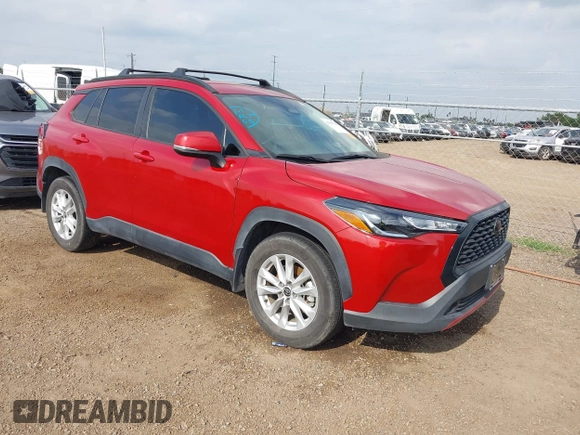 2023 Toyota Corolla Cross LE z VIN 7MUCAAAG4PV047301, wystawiony jako IAAI lot #42107515 z przebiegiem 27 137 mil mil oraz . Historia ofert i sprzedaży dostępna na DreamBid. Obrazek 1.