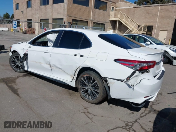 2018 Toyota Camry LE z VIN 4T1B11HKXJU146770, wystawiony jako IAAI lot #41708233 z przebiegiem 106 172 mil mil oraz . Historia ofert i sprzedaży dostępna na DreamBid. Obrazek 3.