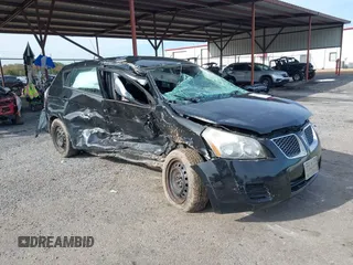 2010 Pontiac Vibe 1SA z VIN 5Y2SP6E80AZ417279, wystawiony jako IAAI lot #41029040 z przebiegiem 150 087 mil mil oraz . Historia ofert i sprzedaży dostępna na DreamBid. Obrazek 6.