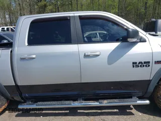2015 Ram 1500 Rebel z VIN 1C6RR7YT0FS751334, wystawiony jako IAAI lot #41933040 z przebiegiem 167 336 mil mil oraz . Historia ofert i sprzedaży dostępna na DreamBid. Obrazek 14.