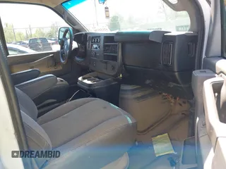 2017 GMC Savana Cargo z VIN 1GTW7AFF8H1906054, wystawiony jako IAAI lot #42131056 z przebiegiem 150 000 mil mil oraz . Historia ofert i sprzedaży dostępna na DreamBid. Obrazek 5.