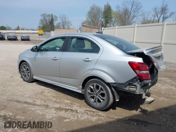 2018 Chevrolet Sonic LT z VIN 1G1JD5SH8J4100214, wystawiony jako IAAI lot #42133743 z przebiegiem 103 508 mil mil oraz . Historia ofert i sprzedaży dostępna na DreamBid. Obrazek 3.