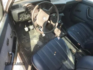 1982 BMW 3 Series z VIN WBAAG3307C8378560, wystawiony jako Copart lot #83790224 z przebiegiem 83 004 mil mil oraz Tytuł czysty. Historia ofert i sprzedaży dostępna na DreamBid. Obrazek 8.