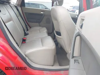 2008 Ford Focus SE z VIN 1FAHP35N08W101901, wystawiony jako IAAI lot #42288509 z przebiegiem 211 470 mil mil oraz . Historia ofert i sprzedaży dostępna na DreamBid. Obrazek 8.