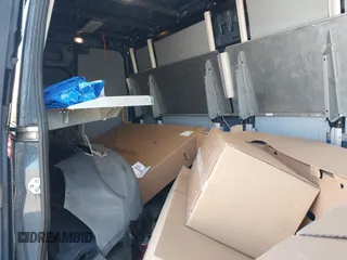 2019 Mercedes-Benz Sprinter Cargo z VIN WD4PF1CD4KT006098, wystawiony jako IAAI lot #42039521 z przebiegiem 80 537 mil mil oraz . Historia ofert i sprzedaży dostępna na DreamBid. Obrazek 8.