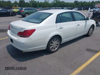 2008 Toyota Avalon XL z VIN 4T1BK36B68U304964, wystawiony jako IAAI lot #42381930 z przebiegiem 220 139 mil mil oraz . Historia ofert i sprzedaży dostępna na DreamBid. Obrazek 4.