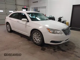 2014 Chrysler 200 LX z VIN 1C3CCBAB7EN168345, wystawiony jako IAAI lot #41567542 z przebiegiem 161 238 mil mil oraz . Historia ofert i sprzedaży dostępna na DreamBid. Obrazek 1.