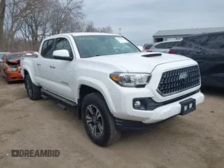 2018 Toyota Tacoma SR5 z VIN 3TMDZ5BN9JM051105, wystawiony jako IAAI lot #41708034 z przebiegiem 98 000 mil mil oraz . Historia ofert i sprzedaży dostępna na DreamBid. Obrazek 1.