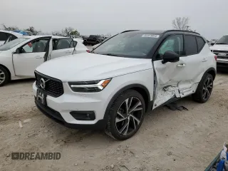 2022 Volvo XC40 R-Design z VIN YV4162UM1N2648449, wystawiony jako Copart lot #52323025 z przebiegiem 34 574 mil mil oraz Szkoda całkowita • Salvage title. Historia ofert i sprzedaży dostępna na DreamBid. Obrazek 1.