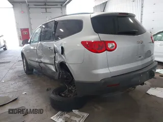 2012 Chevrolet Traverse LS z VIN 1GNKREED9CJ355181, wystawiony jako IAAI lot #42190745 z przebiegiem 94 177 mil mil oraz . Historia ofert i sprzedaży dostępna na DreamBid. Obrazek 3.