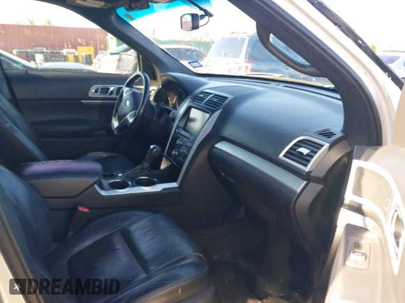 2014 Ford Explorer XLT with VIN 1FM5K7D81EGA74577, listed as a IAAI auction lot 41970759 with 194,847 mi miles. Bid and sale history available at carsss.com. Image 5.