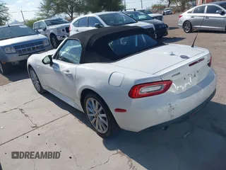 2018 FIAT 124 Spider Classica z VIN JC1NFAEKXJ0138258, wystawiony jako IAAI lot #42174771 z przebiegiem 42 867 mil mil oraz . Historia ofert i sprzedaży dostępna na DreamBid. Obrazek 3.
