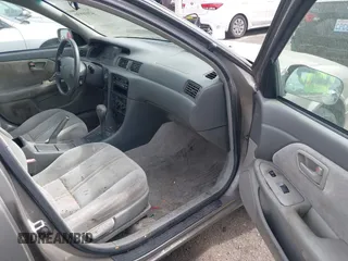 1998 Toyota Camry LE z VIN 4T1BF22K2WU042166, wystawiony jako IAAI lot #42416930 z przebiegiem 124 809 mil mil oraz . Historia ofert i sprzedaży dostępna na DreamBid. Obrazek 5.