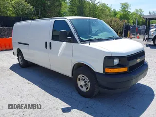 2017 Chevrolet Express Cargo z VIN 1GCWGBFFXH1235007, wystawiony jako IAAI lot #42253594 z przebiegiem 73 216 mil mil oraz . Historia ofert i sprzedaży dostępna na DreamBid. Obrazek 1.