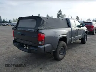 2018 Toyota Tacoma SR z VIN 5TFSX5EN0JX062612, wystawiony jako IAAI lot #41993211 z przebiegiem 92 586 mil mil oraz . Historia ofert i sprzedaży dostępna na DreamBid. Obrazek 4.