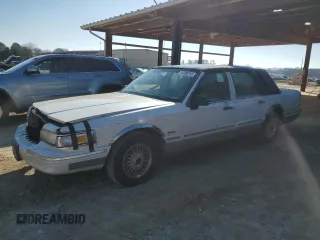 1997 Lincoln Town Car Signature z VIN 1LNLM82W9VY633666, wystawiony jako Copart lot #45396215 z przebiegiem 100 182 mil mil oraz Szkody całkowita. Historia ofert i sprzedaży dostępna na DreamBid. Obrazek 1.