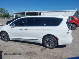 2022 Chrysler Pacifica Hybrid Limited with VIN 2C4RC1S74NR112960, listed as a IAAI auction lot 41584818 with 22,040 mi miles and . Bid and sale history available at DreamBid. Image 14.