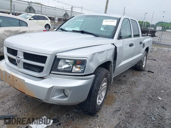 2010 Dodge Dakota Bighorn/Lonestar z VIN 1D7CW3GK4AS140049, wystawiony jako IAAI lot #42231805 z przebiegiem 149 489 mil mil oraz . Historia ofert i sprzedaży dostępna na DreamBid. Obrazek 2.