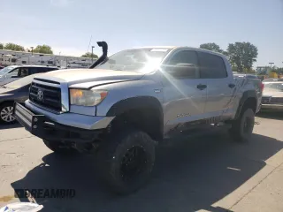 2011 Toyota Tundra z VIN 5TFDY5F1XBX207352, wystawiony jako Copart lot #62546455 z przebiegiem 211 669 mil mil oraz Szkoda całkowita • Salvage title. Historia ofert i sprzedaży dostępna na DreamBid. Obrazek 1.