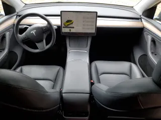 2023 Tesla Model Y Long Range z VIN 7SAYGDEE5PA164270, wystawiony jako Copart lot #50260835 z przebiegiem 17 340 mil mil oraz Szkoda całkowita • Salvage title. Historia ofert i sprzedaży dostępna na DreamBid. Obrazek 8.