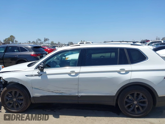 2024 Volkswagen Tiguan SE z VIN 3VVNB7AX4RM198923, wystawiony jako IAAI lot #42312597 z przebiegiem 6 827 mil mil oraz . Historia ofert i sprzedaży dostępna na DreamBid. Obrazek 14.