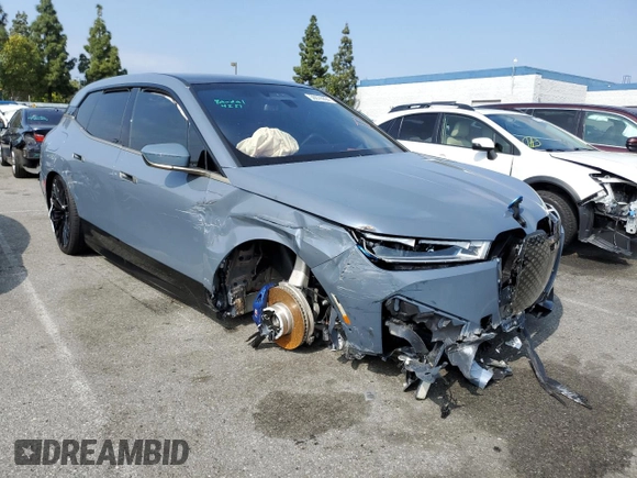 2023 BMW iX M60 z VIN WB533CF02PCL29526, wystawiony jako Copart lot #50676894 z przebiegiem 7 865 mil mil oraz . Historia ofert i sprzedaży dostępna na DreamBid. Obrazek 4.