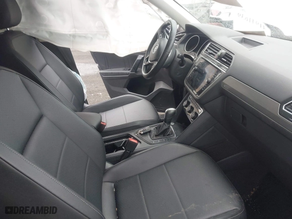 2020 Volkswagen Tiguan SE with VIN 3VV3B7AX0LM086621, listed as a IAAI auction lot 41941639 with 86,732 mi miles. Bid and sale history available at carsss.com. Image 5.