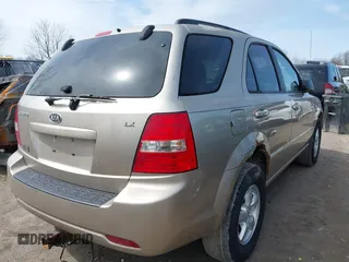 2009 Kia Sorento LX with VIN KNDJC735X95873640, listed as a IAAI auction lot 41918106 with 120,179 mi miles. Bid and sale history available at carsss.com. Image 4.