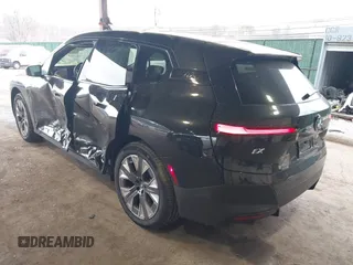 2025 BMW iX xDrive50 z VIN WB523CF08SCS59616, wystawiony jako IAAI lot #41666047 z przebiegiem 3 629 mil mil oraz . Historia ofert i sprzedaży dostępna na DreamBid. Obrazek 3.