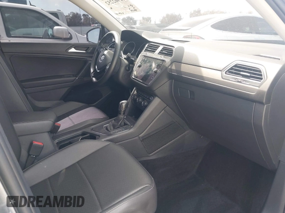 2020 Volkswagen Tiguan SE with VIN 3VV3B7AX9LM061569, listed as a IAAI auction lot 41902252 with 33,079 mi miles and . Bid and sale history available at DreamBid. Image 5.