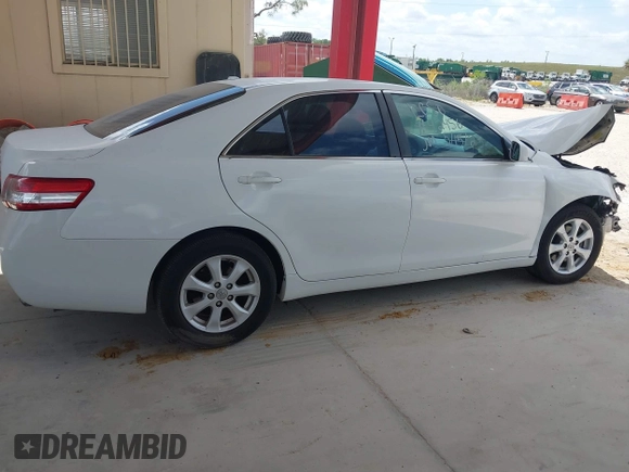 2011 Toyota Camry LE z VIN 4T1BF3EK6BU631409, wystawiony jako IAAI lot #42313431 z przebiegiem 117 409 mil mil oraz . Historia ofert i sprzedaży dostępna na DreamBid. Obrazek 13.