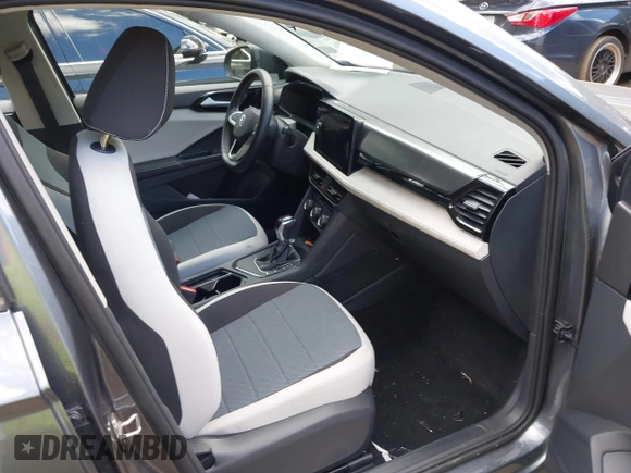 2025 Volkswagen Taos z VIN 3VV5C7B23SM012634, wystawiony jako IAAI lot #42342616 z przebiegiem 4381 mil mil oraz . Historia ofert i sprzedaży dostępna na DreamBid. Obrazek 5.