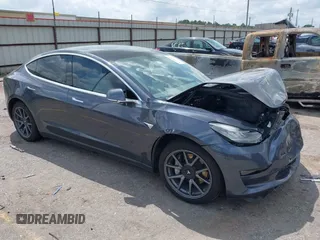 2020 Tesla Model 3 Long Range z VIN 5YJ3E1EB5LF801592, wystawiony jako IAAI lot #42096859 z przebiegiem 68 002 mil mil oraz . Historia ofert i sprzedaży dostępna na DreamBid. Obrazek 1.