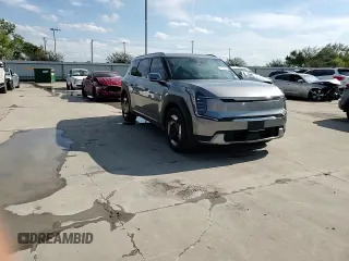 2024 Kia EV9 Wind z VIN KNDAFFS52R6030609, wystawiony jako Copart lot #72476804 z przebiegiem 8218 mil mil oraz Szkody całkowita. Historia ofert i sprzedaży dostępna na DreamBid. Obrazek 11.